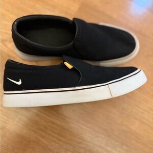 Women's Nike Court Royale Slip-On Shoes size 8. Great condition, very little use